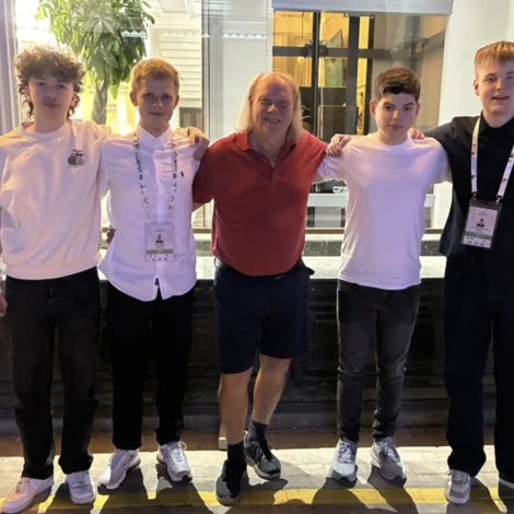 Ungt og gott gamalt. Føroyska talvlandsliðið, sum júst hevur verið á talvolympiadu í Usbekistan. F.v.: Elias Petersen, Jón í Horni Nielsen, John Rødgaard, Rókur Davidsen og Luitjen Akselsson Apol