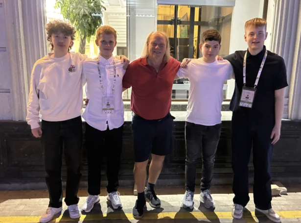 Ungt og gott gamalt. Føroyska talvlandsliðið, sum júst hevur verið á talvolympiadu í Usbekistan. F.v.: Elias Petersen, Jón í Horni Nielsen, John Rødgaard, Rókur Davidsen og Luitjen Akselsson Apol