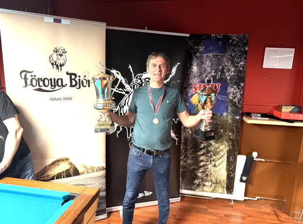 Ein errin og fegin Urbanus Olsen úr Klaksvíkar Billardfelag vann gull í Haldor Hom Cup. Myndir Jógvan Jørgensen.