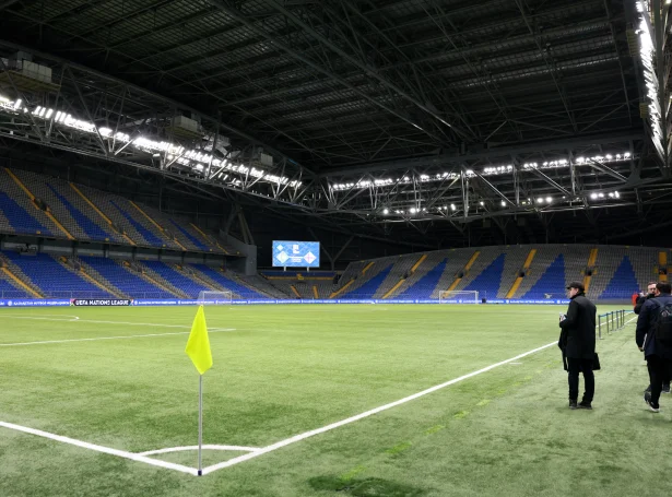 Framvegis eingin innanfyri strikurnar á stóra leikvøllinum í Astana (Mynd: Sverri Egholm)