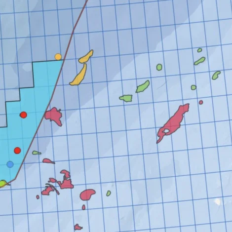 Her sæst ljósabláa økið, sum Atlantic Petroleum hevur søkt um. Tað liggur vestan fyri fleiri av stóru olju- og gasskeldunum í bretskum øki og fylgja eisini kanningarúrslitunum hjá Jarðfeingi. Kort Jarðfeingi.