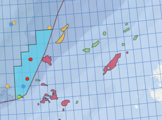Her sæst ljósabláa økið, sum Atlantic Petroleum hevur søkt um. Tað liggur vestan fyri fleiri av stóru olju- og gasskeldunum í bretskum øki og fylgja eisini kanningarúrslitunum hjá Jarðfeingi. Kort Jarðfeingi.