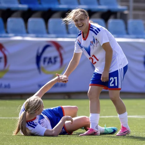 Sara hjálpir Káru upp - tær spæla dagliga í FC Nordsjælland og vístu sínar stóru dygdir í fyrstu royndini á A-landsliðnum