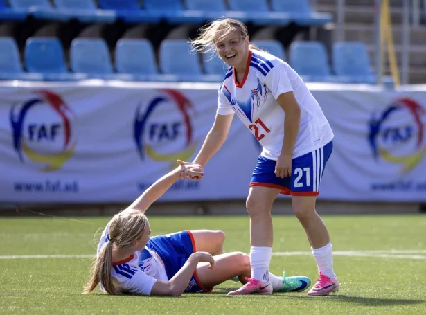 Sara hjálpir Káru upp - tær spæla dagliga í FC Nordsjælland og vístu sínar stóru dygdir í fyrstu royndini á A-landsliðnum