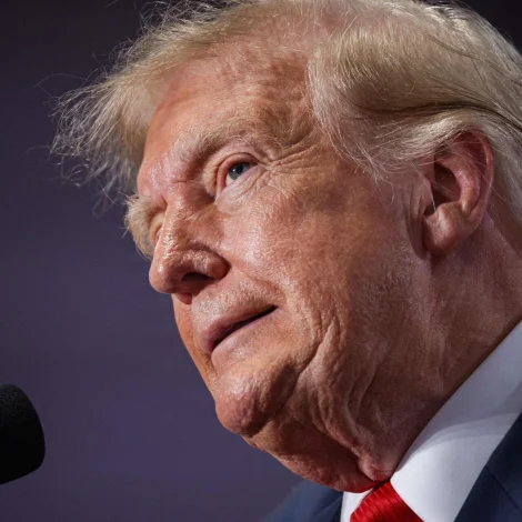Amerikanski forsetin, Donald Trump sigur um nýggja talsfólk sítt, at hon er ein eldhugaður limur í MAGA-rørsluni (Mynd: Alex Wong/AFP/Ritzau Scanpix)
