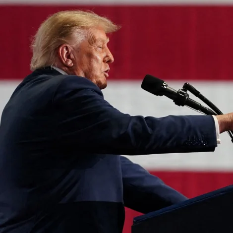 Amerikanski forsetin, Donald Trump á veljarafundi í Syracuse fríggjadagin (Mynd: Nathan Howard/Reuters/Ritzau Scanpix)