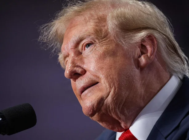 Amerikanski forsetin, Donald Trump sigur um nýggja talsfólk sítt, at hon er ein eldhugaður limur í MAGA-rørsluni (Mynd: Alex Wong/AFP/Ritzau Scanpix)
