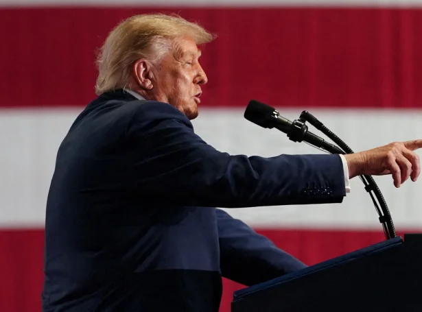 Amerikanski forsetin, Donald Trump á veljarafundi í Syracuse fríggjadagin (Mynd: Nathan Howard/Reuters/Ritzau Scanpix)
