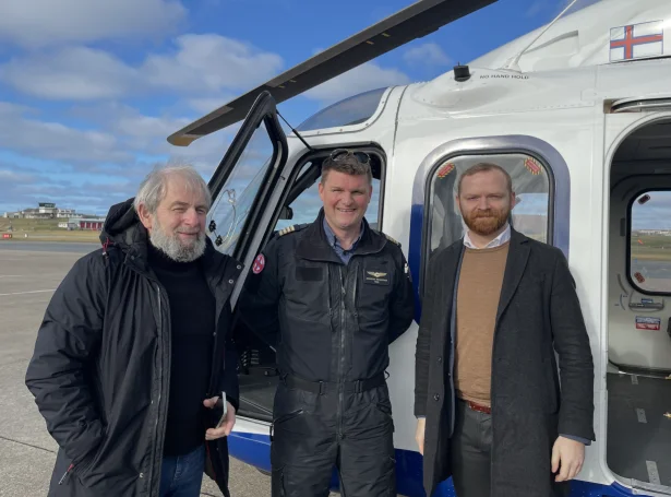 Føroyar fara at gerast næsti granni hjá framtíðar rakettútskjótingarstøðini í Evropa og møguligur partur av framtíðar virksemi. Í fjør var landsstýrismaðurin Bjarni Kárason Petersen á vitjan á SaxaVord Spaceport á Unst saman við føroyskum vinnulívsfólki, eitt nú Johan Mortensen, sum hevur víst verkætlanini stóran ans. Ferðast var við tyrluni hjá Atlantic. Mynd Jan Müller