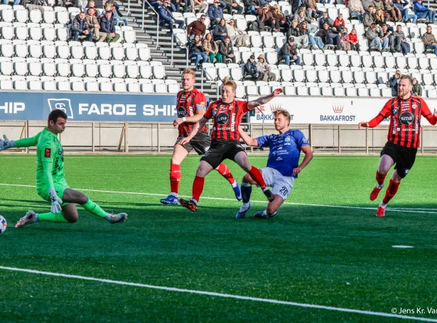 Erlend Hustad skoraði tíðliga, og KÍ hevði gott tamarhald á tingunum á Tórsvølli (Mynd: Jens Kr. Vang)