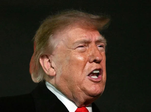 Amerikanski forsetin, Donald Trump boðaði í gjár frá, at avtala varð gjørd um orkuvápnahvíld millum Ukraina og Russland (Mynd: Mandel Ngan/AFP/Ritzau Scanpix)