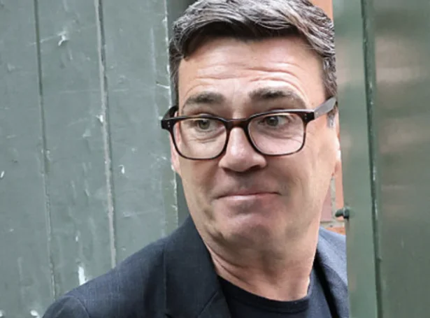 Bretski forsætisráðharrin Andy Burnham fer ein av komandi døgunum at taka avgerð um oljuframtíðina á Atlantsmótinum.