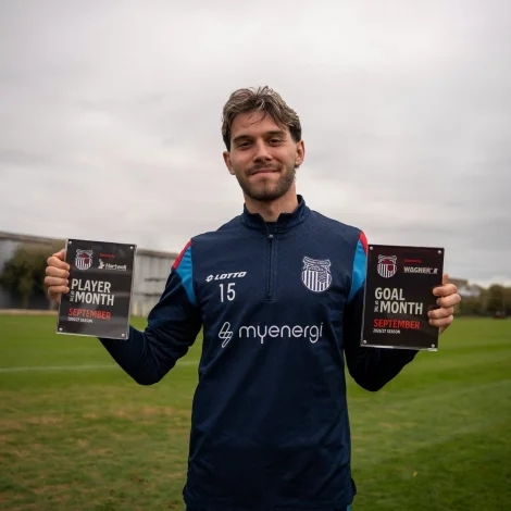 Tveir heiðrar til Geza Turi (Mynd: Grimsby Town Football Club﻿)