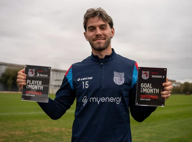 Tveir heiðrar til Geza Turi (Mynd: Grimsby Town Football Club﻿)