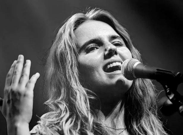 Fríða Saiya hitaði upp fyri donsku songkvinnuna Mille í Store Vega í Keypmannahavn í mars (Savnsmynd: Torben Christensen/Ritzau Scanpix)