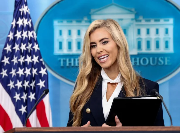 Katie Zacharia helt sín fyrsta tíðindafund týsdagin (Mynd: Kevin Lamarque/Reuters/Ritzau Scanpix)