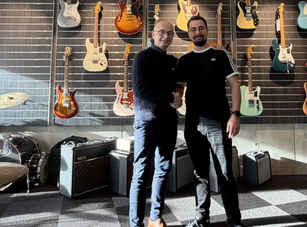 Terje B. Vestergaard og Jaspur Jan Olsen (til høgru), nýggi eigarin av Simme Musikkhús