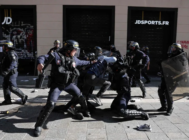 Samanbrestir millum løgreglu og mótmælisfólk í Marseille (Mynd: Thibaud Moritz/AFP/Ritzau Scanpix)