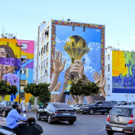 Í Casablanca í Marokko síggjast húsaveggir prýddir við stórum málningum frá finaluni (Mynd: EPA/JALAL MORCHIDI)