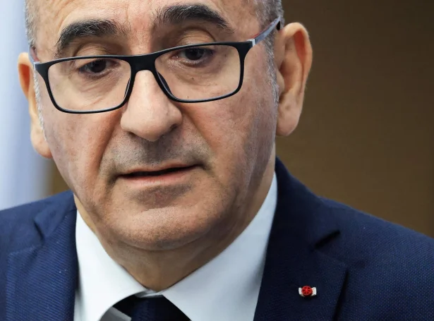 Franski innanríkismálaráðharrin, Laurent Nunez á kreppufundi í fronsku forsetaborgini sunnudagin (Mynd: Ludovic Marin/AFP/Ritzau Scanpix)