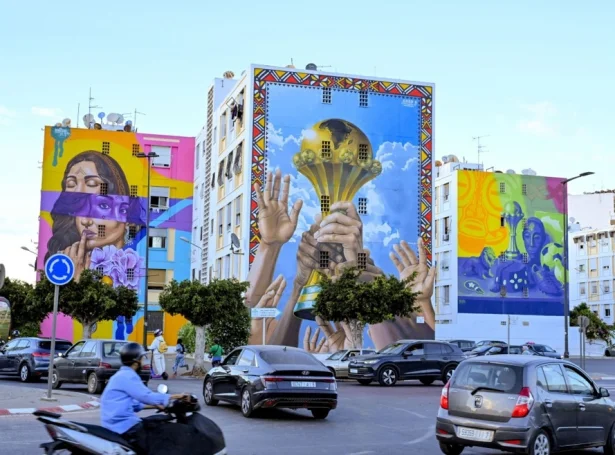 Í Casablanca í Marokko síggjast húsaveggir prýddir við stórum málningum frá finaluni (Mynd: EPA/JALAL MORCHIDI)