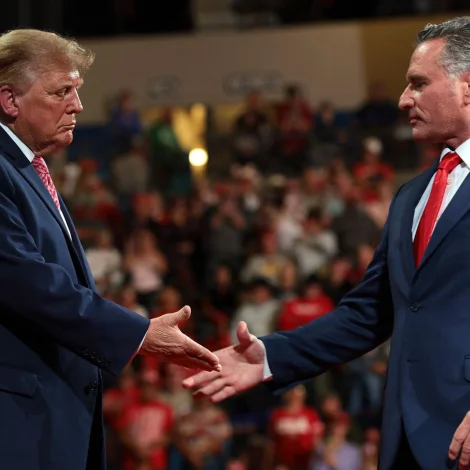 Donald Trump, forseti, luttók á veljarafundi í Kansas í gjár. Her saman við republikanska valevninum á guvernørvalinum har, Ty Masterson (Mynd: Anna Moneymaker/AFP/Ritzau Scanpix)