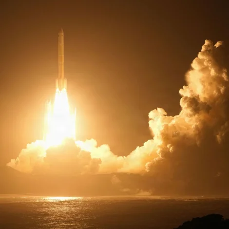 Rakettin við Phobos kanningarfarinum varð í gjárkvøldið send út frá rúmdarstøðini á oynni Tanegashima (Mynd: Kyodo/Reuters/Ritzau Scanpix)