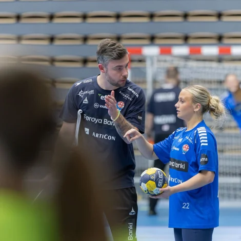 Ró Reginsdóttir úr Neistanum er ein av teimum nýggju A-landsliðsspælarunum. Simon Olsen, hjálparvenjari, skal saman við Claus Mogensen koma nærri einum endaligum EM-hópi eftir dystirnar í Eysturríki (Mynd: Andrei Antal/Hondbóltssambandið)