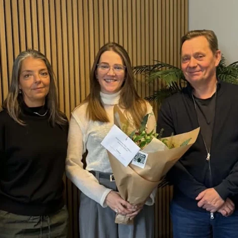 Marin Kristina í Dali, her saman við Gunnvá Guttesen, varastjóra, og Per Busk, sjúkrahússtjóra (Mynd: sjukrahus.fo)