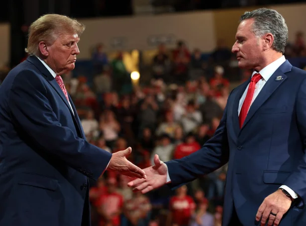 Donald Trump, forseti, luttók á veljarafundi í Kansas í gjár. Her saman við republikanska valevninum á guvernørvalinum har, Ty Masterson (Mynd: Anna Moneymaker/AFP/Ritzau Scanpix)