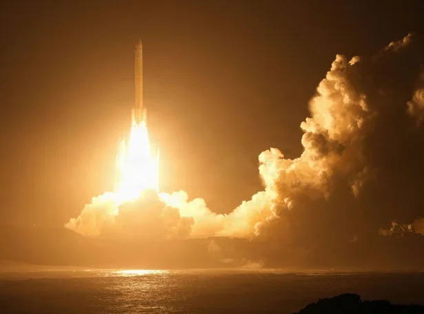 Rakettin við Phobos kanningarfarinum varð í gjárkvøldið send út frá rúmdarstøðini á oynni Tanegashima (Mynd: Kyodo/Reuters/Ritzau Scanpix)