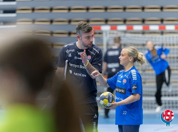 Ró Reginsdóttir úr Neistanum er ein av teimum nýggju A-landsliðsspælarunum. Simon Olsen, hjálparvenjari, skal saman við Claus Mogensen koma nærri einum endaligum EM-hópi eftir dystirnar í Eysturríki (Mynd: Andrei Antal/Hondbóltssambandið)