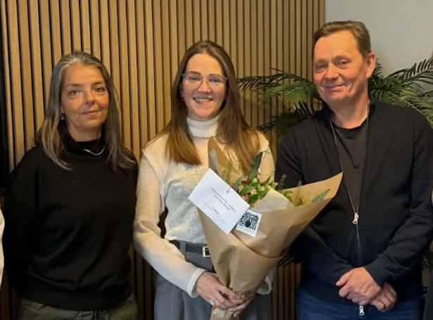 Marin Kristina í Dali, her saman við Gunnvá Guttesen, varastjóra, og Per Busk, sjúkrahússtjóra (Mynd: sjukrahus.fo)