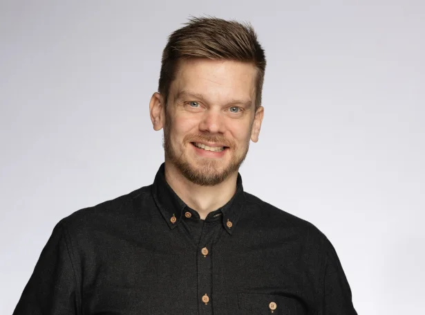 Sum ph.d.-lesandi hevur Rógvi Olavson verið innskrivaður og starvssettur á Søgu- og samfelagsdeildini á Fróðskaparsetri Føroya (Mynd: setur.fo)