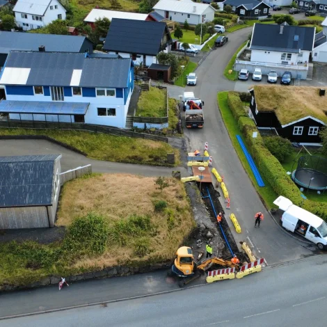 Gomlu vatnrørini á Vípuvegi seinastu tíðina eru skift út við nýggj rør úr plasti (Mynd: torshavn.fo)