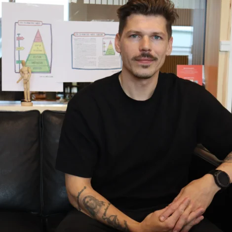 Tað er eitt tilvitað val, at orðið skúlafrávera verður nýtt og ikki skúlaaftran: – Eg hugsi, at skúlaftran peikar á barnið, sum stríðist, og kann geva ta fatan, at tað einans er barninum, tað er galið við. Men viðurskiftini rundan um barnið og umhvørvið, sum barnið ferðast í, eru altíð partur av skúlafráveruni, sigur hann (Mynd: skulabladid.fo)