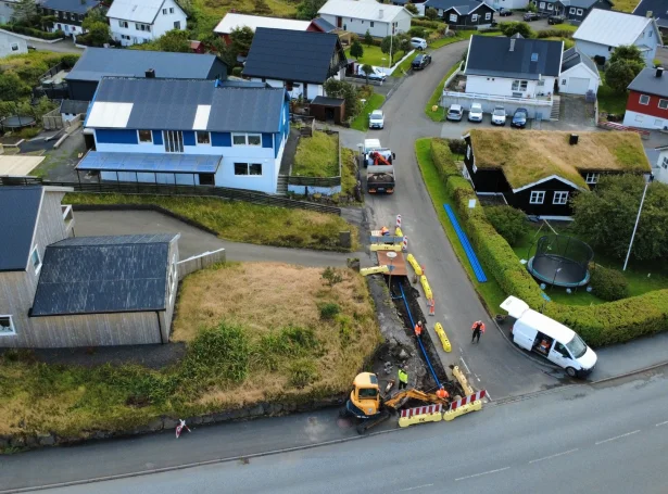 Gomlu vatnrørini á Vípuvegi seinastu tíðina eru skift út við nýggj rør úr plasti (Mynd: torshavn.fo)