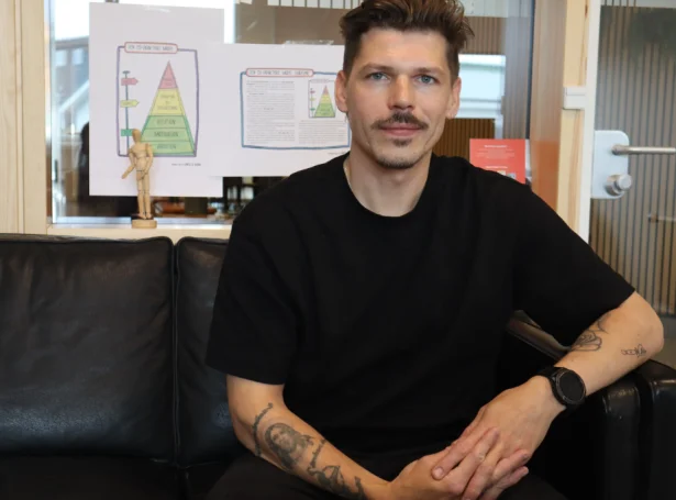 Tað er eitt tilvitað val, at orðið skúlafrávera verður nýtt og ikki skúlaaftran: – Eg hugsi, at skúlaftran peikar á barnið, sum stríðist, og kann geva ta fatan, at tað einans er barninum, tað er galið við. Men viðurskiftini rundan um barnið og umhvørvið, sum barnið ferðast í, eru altíð partur av skúlafráveruni, sigur hann (Mynd: skulabladid.fo)