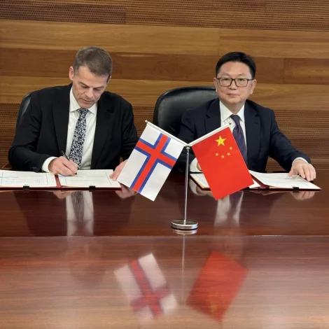 Bárður á Steig Nielsen og Ling Ji skriva undir avtaluna (Mynd: ufmr.fo)