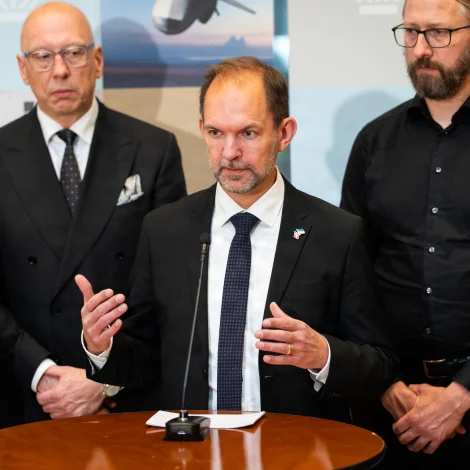 Á tíðindafundi seinnapartin í dag, segði danski verjumálaráðharrin, at hetta eru týðandi íløgur fyri Danmark í støðuni, man er í. Tó vildi Buus ikki fara í nakrar smálutir um sjálv vápnini (Mynd: Emil Nicolai Helms/Ritzau Scanpix)