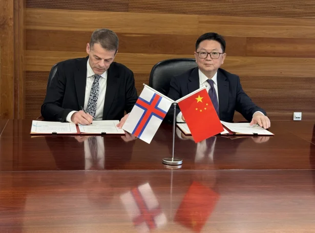 Bárður á Steig Nielsen og Ling Ji skriva undir avtaluna (Mynd: ufmr.fo)
