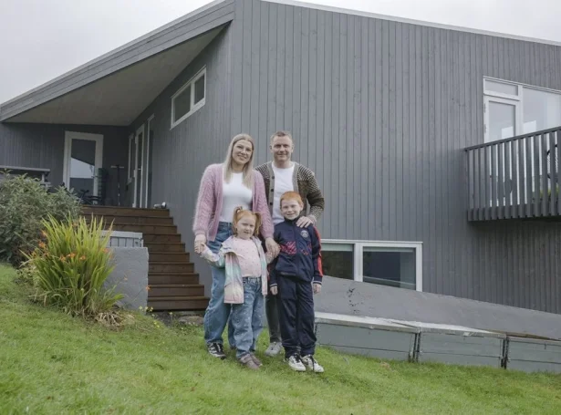 - Komið verður inn á, at børn kunnu ferðast fritt, um tað so er til ymsu frítíðartilboðini, ella tey tá tey fara á gátt hjá vinfólkum. Eisini at tað er bíligari at seta føtur undir egið borð í Vági, enn tað til dømis er í miðstaðarøkinum, og gevur hetta ávíst fíggjarligt frælsi (Mynd: vagur.fo)
