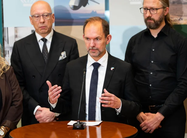 Á tíðindafundi seinnapartin í dag, segði danski verjumálaráðharrin, at hetta eru týðandi íløgur fyri Danmark í støðuni, man er í. Tó vildi Buus ikki fara í nakrar smálutir um sjálv vápnini (Mynd: Emil Nicolai Helms/Ritzau Scanpix)