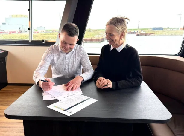 Arni Rasmussen, skrivaði undir vegna Navigare