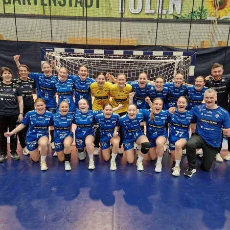 Fagnaður á teimum í føroyska hópinum og í føroyska venjaratoyminum, eftir at Eysturríki varð skúgvað til viks - vanliga hava Føroyar ikki vunnið á júst Eysturríki (Mynd: Inga Dahl/Hondbóltssamband Føroya)