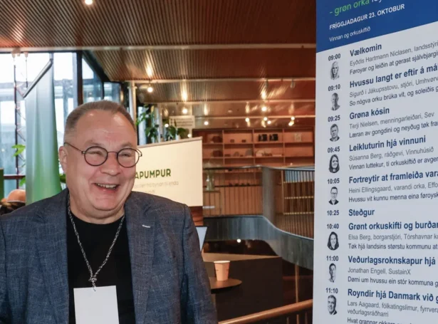 Høgni Rasmussen, stjóri í fyritøkuni Høgra, sum stendur aftanfyri orkuráðstevnuna í Norðurlandahúsinum. Mynd Jens K. Vang