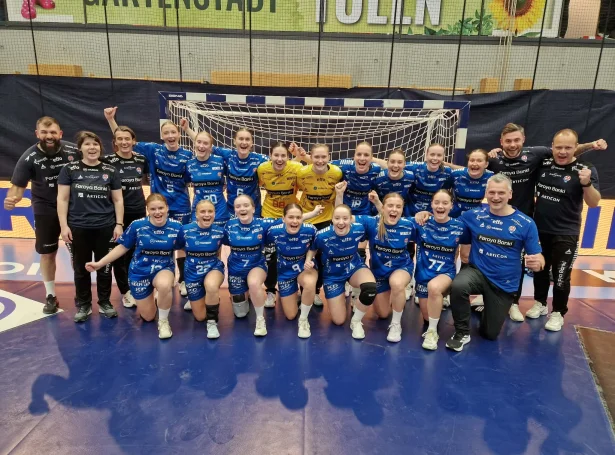 Fagnaður á teimum í føroyska hópinum og í føroyska venjaratoyminum, eftir at Eysturríki varð skúgvað til viks - vanliga hava Føroyar ikki vunnið á júst Eysturríki (Mynd: Inga Dahl/Hondbóltssamband Føroya)