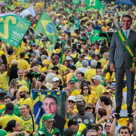 Stuðulsfólk hjá Bolsonaro savnaðust í Rio de Janeiro í gjárkvøldið (Mynd: Douglas Shineidr/AFP/Ritzau Scanpix)