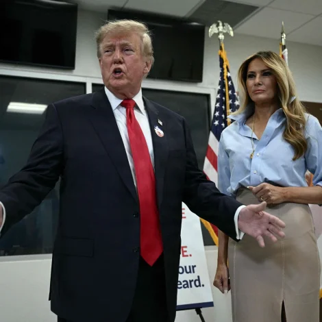 Amerikonsku forsetahjúnini, Donald og Melania Trump tosa við miðlarnar eftir at hava greitt atkvøðu í Palm Beach í Florida (Mynd: Brendan Smialowski/AFP/Ritzau Scanpix)