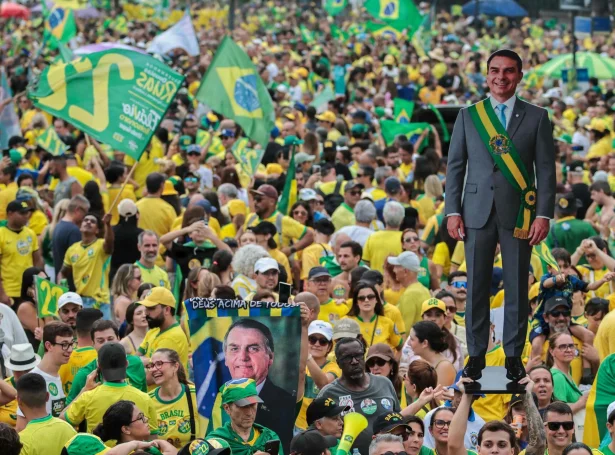 Stuðulsfólk hjá Bolsonaro savnaðust í Rio de Janeiro í gjárkvøldið (Mynd: Douglas Shineidr/AFP/Ritzau Scanpix)